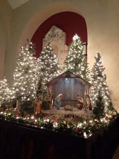 Christmas Navity Decor, Nativity Scene Table Decor Ideas, Diy Nativity Scene Display, Nativity Scene Mantle Display, Nativity Display Ideas Holidays, Nativity Scene On Mantle, Nativity Christmas Tree Ideas, Nativity Home Decor, Tabletop Nativity Scene Display Ideas