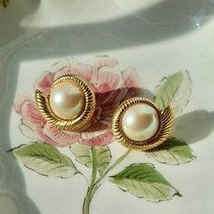 Vintage Gold and Faux Pearl Stud Earrings Nature Vintage, Gold Statement Earrings, Vintage Nature, Pearl Stud Earrings, Earrings Vintage, Gold Jewelry Fashion, Pearl Studs, Jewelry Earrings Hoops, Vintage Earrings