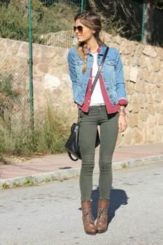 Olive Jeans, Olive Pants, Looks Street Style, Green Pants, Outfits Casuales, Brown Boots, Moda Fashion