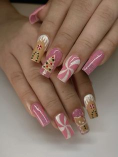 Hello Kitty Gingerbread Nails, Christmas Nail Ideas Gingerbread, Pink Gingerbread Nails Acrylic, Gingerbread Hello Kitty Nails, Christmas Nails Pink Gingerbread, Nail Art Competition Ideas, Christmas Nails Gingerbread Man Pink, Christmas Nail Gingerbread, Pink Christmas Nails Gingerbread