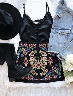 Banda Outfit Mexican Concert, Embroidered Skirt Outfit, Outfit Mexicano, Outfits Floral, Pictures Of Celebrities, Magical Pictures, Look Boho Chic, Looks Country, In The Spotlight