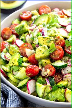 Fresh avocado salad recipe with cilantro lime dressing. A healthy side dish in just 30 minutes that pairs nicely with barbecued foods and other proteins. Cilantro Recipes, Avocado Tomato Salad, Green Salad Recipes, Vegetable Farming, Cilantro Lime Dressing, Avocado Salad Recipes, Grape Salad, Fresh Avocado, Salad Recipes For Dinner