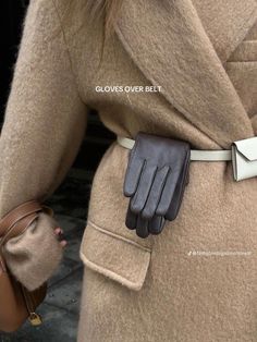 Leather Gloves Aesthetic, Winter Outfit Ideas Aesthetic, Colorful Gloves, Gloves Aesthetic, Gloves Outfit, Outfit Ideas Aesthetic, Weather Clothes, Winter Fashion Trends, Fall Outfit Inspiration