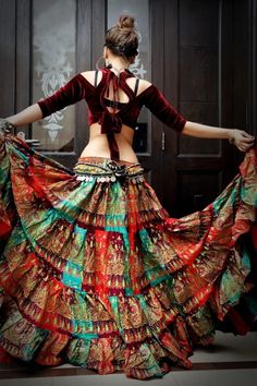 Traditional Fitted Festival Crop Top, Traditional Fitted Crop Top For Festivals, Red Bohemian Tops For Navratri, Red Bohemian Choli For Navratri, Bohemian Red Choli For Navratri, Bohemian Fitted Tops For Navratri, Bohemian Crop Top For Festivals, Fitted Velvet Choli For Festivals, Red Velvet Bollywood Choli