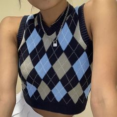 Preppy Style 2020, Preppy Mode, Dress Outer, Argyle Sweater Vest, Harry Potter Dr, Vest Crop Top, Sleeveless Sweater Vest, Singer Dr, Cropped Pullover