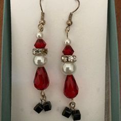 Hand Made Red And Black Bead And Pearl Dangle Earrings, Two Inches Long, Never Worn. Beaded Jewelry Made Just For You By Carla Moore. Christmas Dangle Earrings, Christmas Earrings Handmade, Xmas Earrings, Earring Christmas, Diy Earrings Easy, Holiday Beading, Beaded Earring, Diy Jewelry Unique, Ear Ring