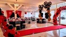 balloons and streamers are set up in the middle of a room for an event