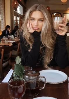 Classic Life, Rambut Brunette, Pink Coffee, Honey Blonde Hair, Honey Hair, Blonde Hair Looks, Blonde Hair With Highlights, Brown Blonde Hair, Platinum Blonde Hair