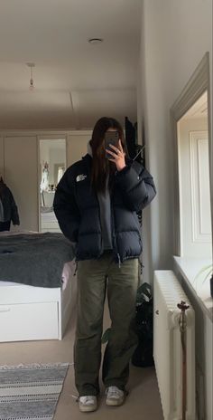 North Face Outfit Aesthetic, North Face Cargo Pants Outfit, North Face Coat Aesthetic, The Northface Puffer Jacket Outfit, North Face 700 Jacket Outfit, Aesthetic Cargo Outfit, North Face 550 Jacket Outfit, Puffers Outfits, Green Cargo Pant Outfits Women