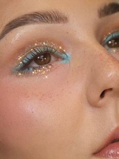 Makeup Looks Colourful Eyeshadows, Boho Prom Makeup, Gold Blue Eye Makeup, Subtle Teal Eye Makeup, Beachy Eye Makeup, Trendy Makeup Looks 2023 Natural, Makeup Inspo Concert, Summer Party Makeup Looks, Greta Van Fleet Concert Makeup