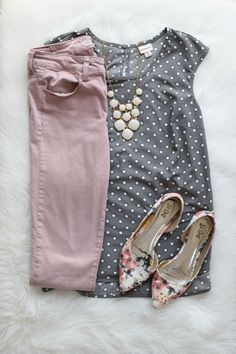 Grey and blush and polka dots |www.pearlsandsportsbras.com|                                                                                                                                                                                 More Pastel Jeans, Mint Jeans, Stile Casual Chic, Mode Tips, Outfit Trends, Outfit Inspiration Fall, Mode Inspiration, Work Fashion