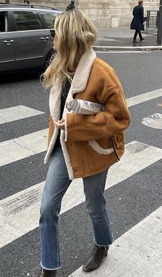 French Winter Outfits, Girls Winter Outfits, Style Parisienne, Jacket Outfit, French Women, Winter Trends, Shearling Coat, Mode Inspo