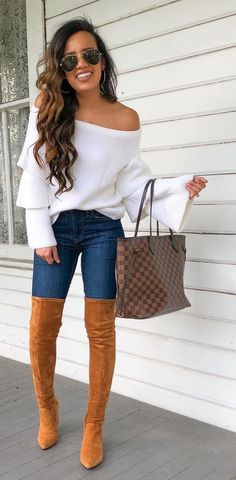 Family Pictures Fall, Outfits For Family Pictures, Jeans Boots Outfit, Off The Shoulder Top Outfit, Shoulder Tops Outfit, Boots Cuir, Autumn Look, Jeans Boots, Sophisticated Outfits