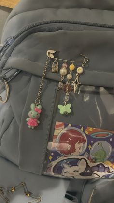 #bag #pin #pinterest #aesthetic #cute #preppy #bunny #butterfly #keychain #bagcharm Bookbag Pins Aesthetic, How To Decorate Your School Bag, Aesthetic Bag Decoration, Backpack Inspo Pins, How To Make Your Backpack Aesthetic, Keychain For Bags, Cute Backpack Decorations, Aesthetic Backpack Keychains