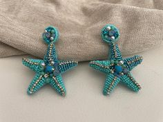 ✔️Earrings with a summery and marine flavour. They depict a beautiful starfish made with turquoise glass beads sewn onto felt fabric. They are eye-catching and striking earrings and they adapt to any type of outfit. ✔️DETAILS: 🟩 Materials: felt Glass beads 🟧🟧Dimensions: Earrings length: 7.5 cm (3")  Nickel and lead free 🔔 Artisan Jewelry My jewels are strictly handmade so each of them is truly unique because there may be slight differentiations which in the final result keep the single jewel the same as the prototype in the photograph despite its subtle diversity and uniqueness. When diversity is evident you will be warned to make your choices so you will not have any unpleasant surprises. Furthermore, as they are handcrafted, not all items can be ready and you need to have time to mak Stella Marina, Glass Bead Earrings, Bead Sewing, Earrings Turquoise, Turquoise Glass, Earrings Large, Felt Fabric, Bead Earrings, Turquoise Earrings