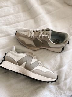 Newbalance327 Outfit, New Balance Shoes 327, Aesthetic Shoes Sneakers, Nb 327, Basket New Balance, Accessorize Bags, Trendy Shoes Sneakers, Shoe Wishlist