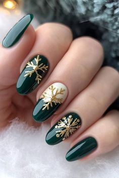 Christmas Tree Nails Acrylic, Green Xmas Nails Designs, Christmas Nail Designs Snowflakes, Green Cateye Nail Designs, Xmas Nails Green, Gelled Nails, Green And Gold Christmas Nails, Christmas Nails Gold, Silk Wrap Nails