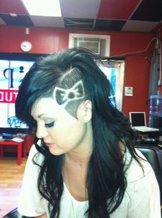 definatly want to get a side shave, but not sure if I should shave a design into it..... I would never do this design, but I would have to find something... music notes maybe? Shaved Head Designs, Undercut Hair, Trendy We Fryzurach, Short Undercut, Short Hair Model, Half Shaved Hair