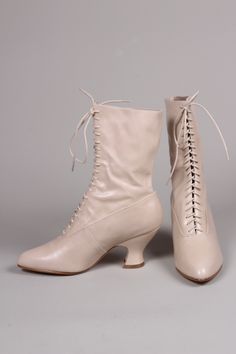 An elegant Edwardian-inspired lace-up boot made of very soft leather. This stylish Edwardian boot features a pointed toe for a close fit and a French pompadour heel crafted to be 100% faithful to the Edwardian design. Boasting a height of 7 cm, the heel is perfectly balanced for effortless walking. Crafted from leather with a cream-white canvas lining, inner silicone inserts provide exceptional comfort. Long cotton shoe laces and delicately placed metal eyelets adorn the inside for a truly timel 1930s Shoes, 1950s Shoes, 1920s Shoes, 1940s Shoes, Vintage Style Shoes, Winter Fashion Boots, Low Heel Shoes, Heel Caps, Stiletto Sandals