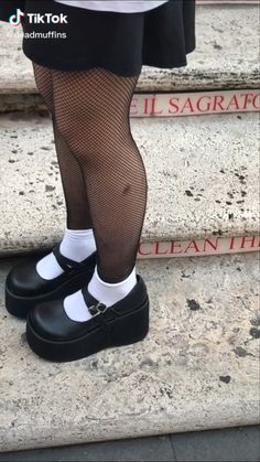 Medias Outfit, Heels With Socks Outfit, Heels With Socks, Platform Shoes Outfit, Goth Fits, Outfit Elegante, Socks Outfit, Chinese Shoes, Outfit Elegantes