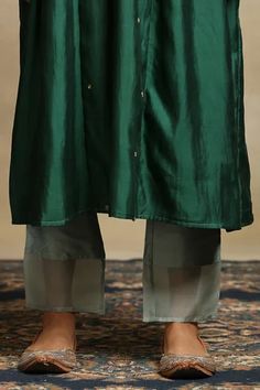 Shop for Weaver Story Green Handwoven Pure Chanderi Zari Embroidered Kurta And Pant Set for Women Online at Aza Fashions Scalloped Fabric, Princess Line, Zari Embroidery, Pattern Embroidery, Green Pants, Pant Set, New Delhi, Embroidery Details, Aza Fashion