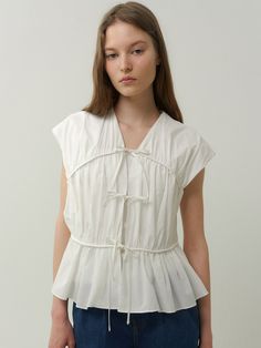 Editor's Notes Have fun styling this blouse by tying the drawstrings or leaving it open to pair with an inner shirt.  It is made with thin 80s 100% cotton and portrays a natural, feminine look.- 80s 100% cotton- Three sets of drawstrings- Shirred bodice- Naturally flared hem- Natural, feminine lookMeasurements(in.)ONE SIZE (XS-M)- Length: 21.46 in.- Shoulder: 20.47 in.- Chest: 18.90 in.- Armhole: 8.27 in.*Model Info: Daria) Height 5' 8.9'' / Chest 30'' / Waist 23'' / Hip 34'', Kar Look 80s, Shirred Blouse, Feminine Look, Have Fun, Cool Style, Bodice, Personal Style, Shirt Blouses, White