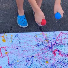 Balloon Splatter Painting, Outdoor Process Art, Splatter Painting For Kids, Balloon Games For Preschoolers, Messy Painting Ideas, Balloon Activity For Kids, Messy Art For Kids, Splatter Paint Ideas, Balloon Art For Kids