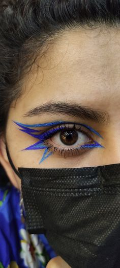 Make Up Artistique, Crazy Eyeliner Looks, Blue Liner Makeup Look, Colored Eyeliner Looks, Blue Graphic Liner, Graphic Liner Looks, Graphic Eyeliner Looks, Eyeliner Graphic