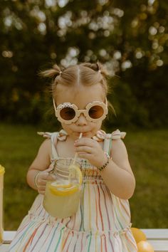 Summer Kid Photoshoots, Fun Kids Photoshoot Ideas, Kids Lemonade Stand Ideas, Lemonade Stand Photoshoot, Stand Photoshoot, Kids Lemonade Stand, Lemonade Stand Ideas, Picnic Photos