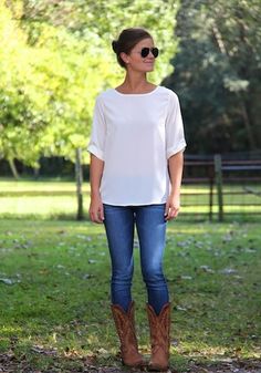 Cowboy boots + jeans + nice white top Cowboy Boots Outfit, Bota Country, Boots Jeans, Cowgirl Outfits