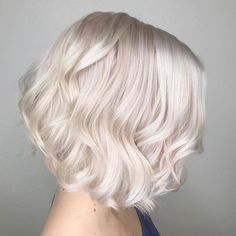 Platinum Hair Color, Messy Bob Hairstyles, Platinum Hair, Short Hair Balayage, Short Hair Styles For Round Faces, Penteado Cabelo Curto, Platinum Blonde Hair, Haircut For Thick Hair, Short Blonde Hair