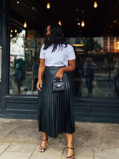 14 Chic Ways To Style A Pleated Skirt - leurr Black Pleated Skirt Outfit, Pleated Midi Skirt Outfit, Pleated Skirt Outfits, Skirt Outfit Summer, Rok Outfit, Black Skirt Outfits, Pleated Skirt Outfit, Leather Skirt Outfit, Black Leather Skirt