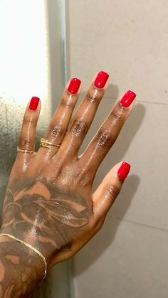 Dip Powder Nails Natural Fall, Red Short Nails Black Women, Red Nails Gel Polish, Red Overlay Nails, Sns Designs Nails, Short Nails On Black Women, Gel Natural Nails Manicures, Natural Red Nails, Short Nail Overlay Ideas