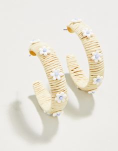 Wear the Lowcountry's Spring blooms on your ears in our Daisy Straw Hoop Earrings, made of 18kt matte gold plating, enamel coated flowers and wrapped in straw. Coastal Earrings, Dune Jewelry, Spartina 449, Spring Earrings, Ar Accessories, Spring Blooms, Accessories Jewelry Earrings, Beach Jewelry, Matte Gold