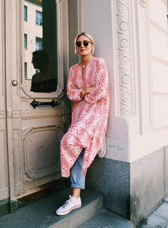 Currently Obsessed With: Wearing Dresses Over Denim Mode Over 50, Red Embroidered Dress, Red Floral Dress, Black Short Dress, Casual Friday, Maxi Dress Green