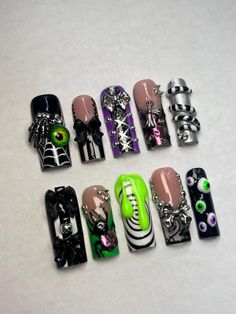 Beetle juice inspired nail set perfect for spooky season Bettle Juice Nail Ideas, Crazy Halloween Nails, Beetle Juice Nails, Beetlejuice Nails, Horror Nails, Spooky Nails, Themed Nails, Halloween Acrylic Nails