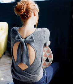 I’m still obsessed with knitwear, and I’m still obsessed with the colour grey, so it would stand to reason that I’m ALSO obsessed with this grey bow-back sweater by La Redoute, wo… Elegante Casual, Retro Mode, Urban Chic, Mode Fashion, Blouse Designs