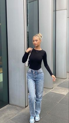 Light Jeans Outfit, Light Blue Jeans Outfit, Straight Jeans Outfit, Straight Leg Jeans Outfits, Blue Jean Outfits, Jeans Outfit Women, Cold Outfits, Jeans Outfits, Outfit Jeans