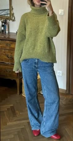 Grey Sweater Jeans Outfit, Oversized Green Sweater Outfit, Scandinavian Fashion Colorful, Cold Spring Outfit Aesthetic, Overalls Sweater Outfit, Quirky Sweaters, 90s Cardigan Outfit, Clubbing Outfits Nightclub Classy, Winter Color Palette Outfits