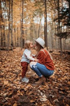 Mom And Daughter Fall Photoshoot Outfits, Mom And Daughter Photo Ideas Fall, Fall Mother Son Photoshoot Outfits, Fall Photos Mom And Son, Mother And Daughter Fall Photoshoot, Mother And Sons Photo Ideas, Mom And Kids Fall Photoshoot