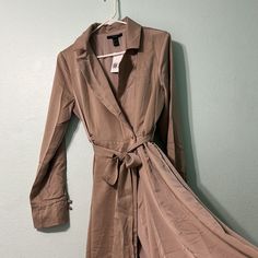 Forever21 Tan Satiny Lightweight Trench Coat Not Satin But Material Has A Satin-Y Sheen To It. Non Stretch Conditions: New With Tags. No Holes/No Stains/No Pilling/No Fade The Color Is Tan. Size Large. (Runs Slightly Small. Snug On Arms. 4ft Or 48 Inches Length) (Rough Estimate To Best Of Abilities - Actual Measurements May Differ) Elevate Your Look With This Stylish Trench Coat. A Quick, Lightweight, Summer Cover Up Staple. Materials: Polyester And Spandex Smoke Free And Pet Free Home! Spring V-neck Outerwear For Night Out, Long Sleeve Summer Workwear Outerwear, Long Sleeve Outerwear For Summer Workwear, Collared Outerwear For Night Out In Spring, Spring Collared Outerwear For Night Out, Long Sleeve Summer Outerwear For Work, Beige Outerwear For Spring Night Out, Fall V-neck Outerwear For Brunch, Summer Long Sleeve Outerwear For Night Out