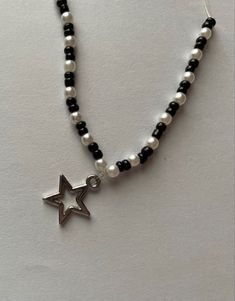 Bead Neackles Ideas, Stargirl Bracelet Beads, Neackles Diy, Easy Necklace Diy, Grunge Bracelets Aesthetic, Neackles Beads Ideas, Neackles Necklace, Star Bead Necklace, Grunge Bracelet Ideas