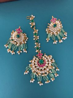 Gold plated pachi kundan stud / earring with matching Tikka. Stud is about 2.25 inch and the Tikka is 3 inch in diameter  Glass drops. Luxury Kundan Tikka With Cutdana Details, Anklet Jewelry, Body Jewellery, Stud Earring, Body Jewelry, Anklets, Favorite Jewelry, Gold Plate, Handmade Items