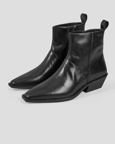 A timeless black boot for all occasions. Vagabond Shoes is based in Sweden and designed in-house. This shoe is made in Vietnam. – Heel height: 44 mm / Shaft height: 150 mm / Shaft width: 261 mm – Upper material: Leather / Lining material: Textile / Insole cover: Leather / Outsole: TPU [ lining is made from 100% recycled polyester and insole is made from chrome-free tanned leather. ] – Images via Vagabond Shoemakers Luxury Business Boots In Textured Leather, Luxury Black Business Boots, Vagabond Brooke Penny Boots, Minimal Chic Boots, Luxury Sleek Business Boots, Vagabond Black Boots, Chelsea Boots Men Outfit, Vagabond Shoemakers, Boots Men Outfit