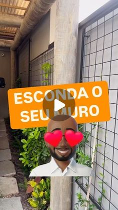 a man with red heart shaped glasses on his face and the words esconda o seuvirro in front of him