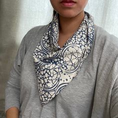 Il s'agit d'un bandana batik teint et estampillé à la main, fabriqué à la main par des artisans. Ce tissu est fabriqué à la main par des artisans de Java en utilisant une technique de batik de cire et de teinture vieille de plusieurs siècles.



 Ce tissu est fabriqué à partir d'un tissu en coton étroitement tissé qui semble plus substantiel que le tissu bandana fluide et plus fin.

 Ce bandana est fabriqué à partir de tissu de coton blanc qui est ensuite estampé et teint à la main selon une te Batik Scarf, Batik Pattern, Hair Cover, Handmade Scarves, Neck Wrap, Jute Bags, Batik Fabric, Blue Stone, Head Scarf