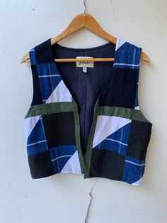 🍂Unisex open front vest size 12-14🍁 Constructed from a second hand small handmade quilt, lined with fleece. Perfect for the upcoming cooler Autumn / Winter weather, with the colours matching the intended seasons! Uncropped photos can be found on our Insta page, link in bio. Measurements (taken while lying flat): Underarm to underarm 47cm Length from shoulder to side approximately 48cm. Quilted Waistcoat, Waistcoat Designs, Fleece Gilet, Vest Waistcoat, Sewing Lessons, Do It Yourself Projects, Vest Outfits, Winter Weather, Handmade Quilts