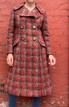 "1960s heavy long thick wool coat. Double breasted. The pockets on the front are just for show. Half belt on the back. Fully lined.  Oversized collar.  Label at neck: no label Label inside: 46. Theres no composition label on the coat but as a guess based on the weight, feel and look its most definitely a wool mix if not 100% wool, it has a bobbled look.  The lining is polyester. Measurements: Shoulder to shoulder 40 cm Chest 90 cm Waist 85 cm Hips 104 cm Length 108 cm Sleeve Length 72 cm For ref Vintage Single Breasted Pea Coat For Fall, Vintage Single Breasted Fall Pea Coat, Vintage Wool Coat For Fall, Vintage Style Pea Coat With Pockets For Work, Vintage Pea Coat For Fall Workwear, Vintage Wool Coat For Workwear In Fall, Vintage Wool Coat With Pockets For Work, Vintage Pea Coat With Pockets For Workwear, Vintage Wool Coat With Button Closure For Fall