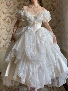 White Victorian Ballgown, Romantic Era Dress, Victorian Woman Aesthetic, White Dress Victorian, Ballroom Dress Gowns, Old Prom Dresses, White Victorian Dress, Old Dress, Old Fashion Dresses