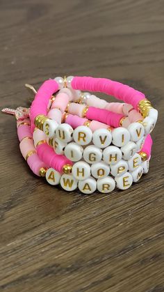 Preppy Clay Bead Bracelets, Beaded Tutorials, Handmade Bracelets Tutorial, Clay Bead Bracelets, Clay Bracelets, Heishi Bracelet, Flat Beads, Bracelet Inspo